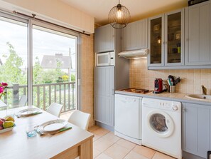 Kühlschrank, Geschirrspüler, Kochgeschirr/Geschirr/Besteck