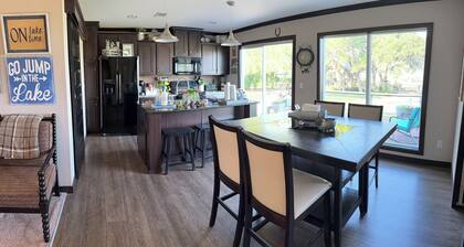 Cliffside getaway. Three bed ,2 bath close to awesome Bandera with AC, WiFi.