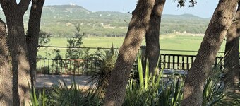 Cliffside getaway. Three bed ,2 bath close to awesome Bandera with AC, WiFi.