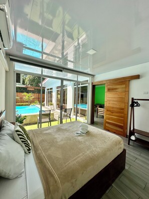 Vila standard, 2 quartos, vista para a piscina | Ferros/tábuas de passar roupa, Wi-Fi de cortesia, roupa de cama
