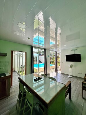 Vila standard, 2 quartos, vista para a piscina | Cozinha privada