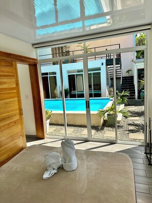 Vila standard, 2 quartos, vista para a piscina | Ferros/tábuas de passar roupa, Wi-Fi de cortesia, roupa de cama