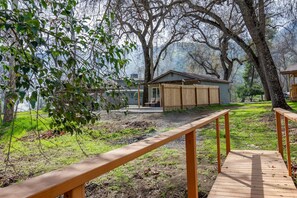 Property grounds - Tranquil Riverfront Studio (Three Rivers)