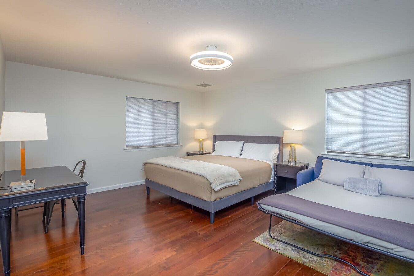 4 bedrooms, desk, WiFi, bed sheets