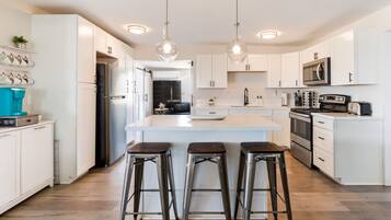 Een koelkast, een magnetron, een koffiezetapparaat/waterkoker