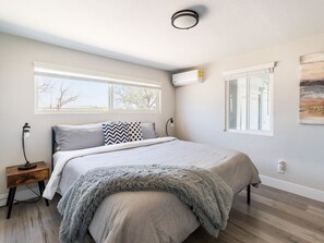 5 bedrooms, desk, WiFi, bed sheets