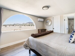 5 bedrooms, desk, WiFi, bed sheets