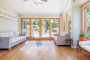 Smart TV, fireplace, video games, foosball - Luxurious & Serene Estate: Sleeps 20, Pool, Games! (Ukiah)