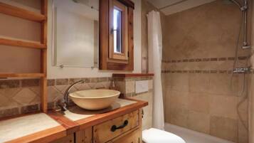 Douche, sĂšche-cheveux, serviettes fournies, papier toilette