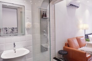 Comfort-Studio, Stadtblick | Badezimmer | Haartrockner, Handtücher, Seife, Shampoo