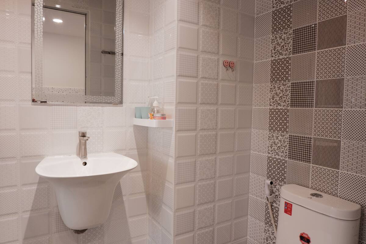 Ein Badezimmer mit Waschbecken, Spiegel und Toilette.