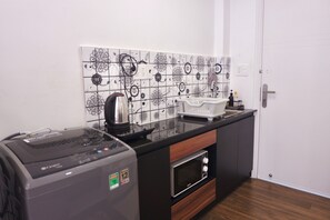 Comfort Studio, City View | Private kitchen | Fridge, microwave, stovetop, cookware/dishes/utensils