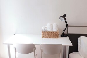 Estudio clásico, 1 cama de matrimonio, baño privado | Cortinas opacas, tabla de planchar con plancha, wifi gratis