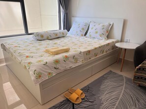 Romantisch appartement, balkon, uitzicht op zwembad | Een bureau, geluiddichte muren, een strijkplank/strijkijzer, gratis wifi