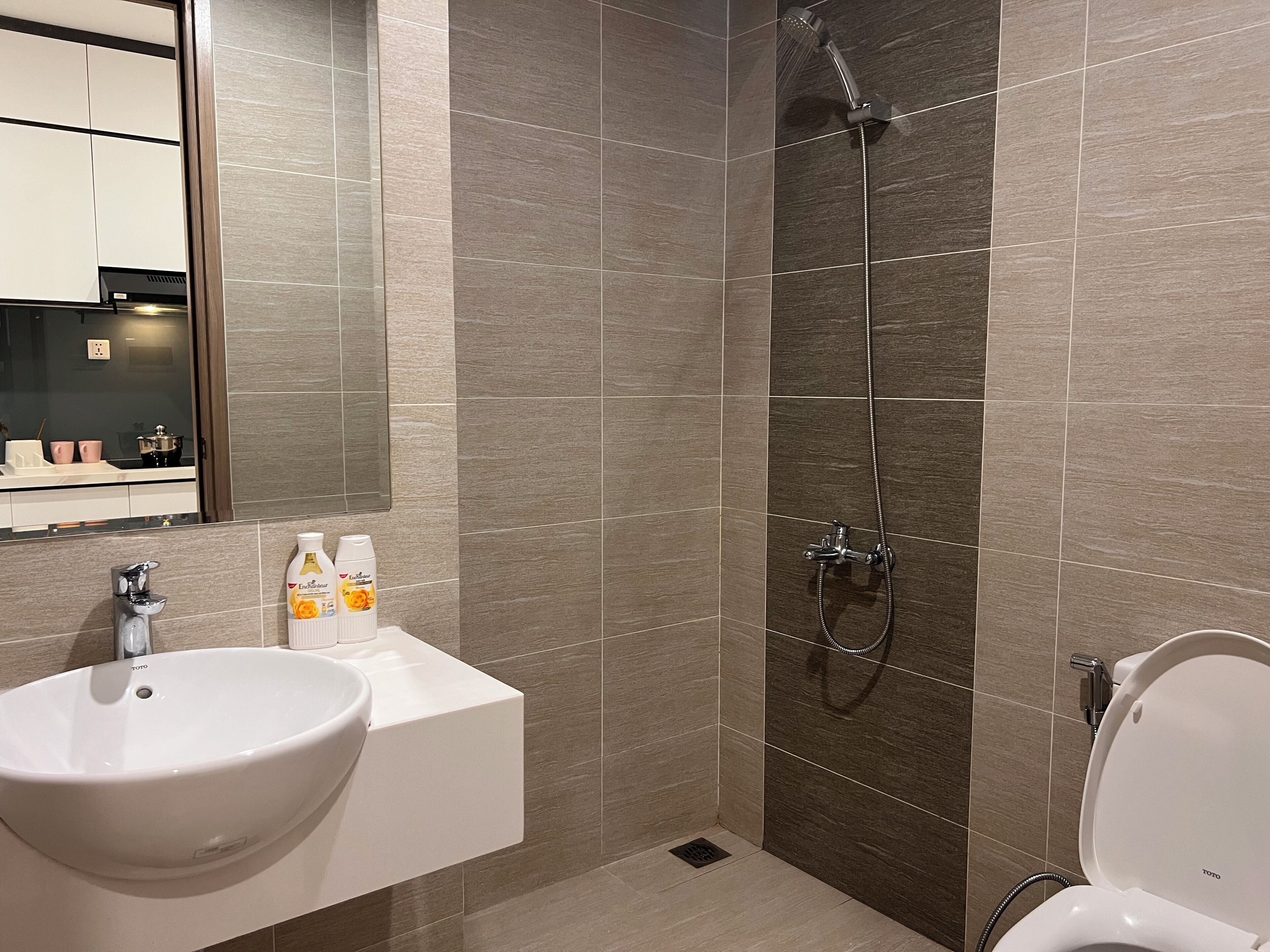 Romantisches Apartment, Balkon, Poolblick | Badezimmer | Dusche, kostenlose Toilettenartikel, Haartrockner, Hausschuhe