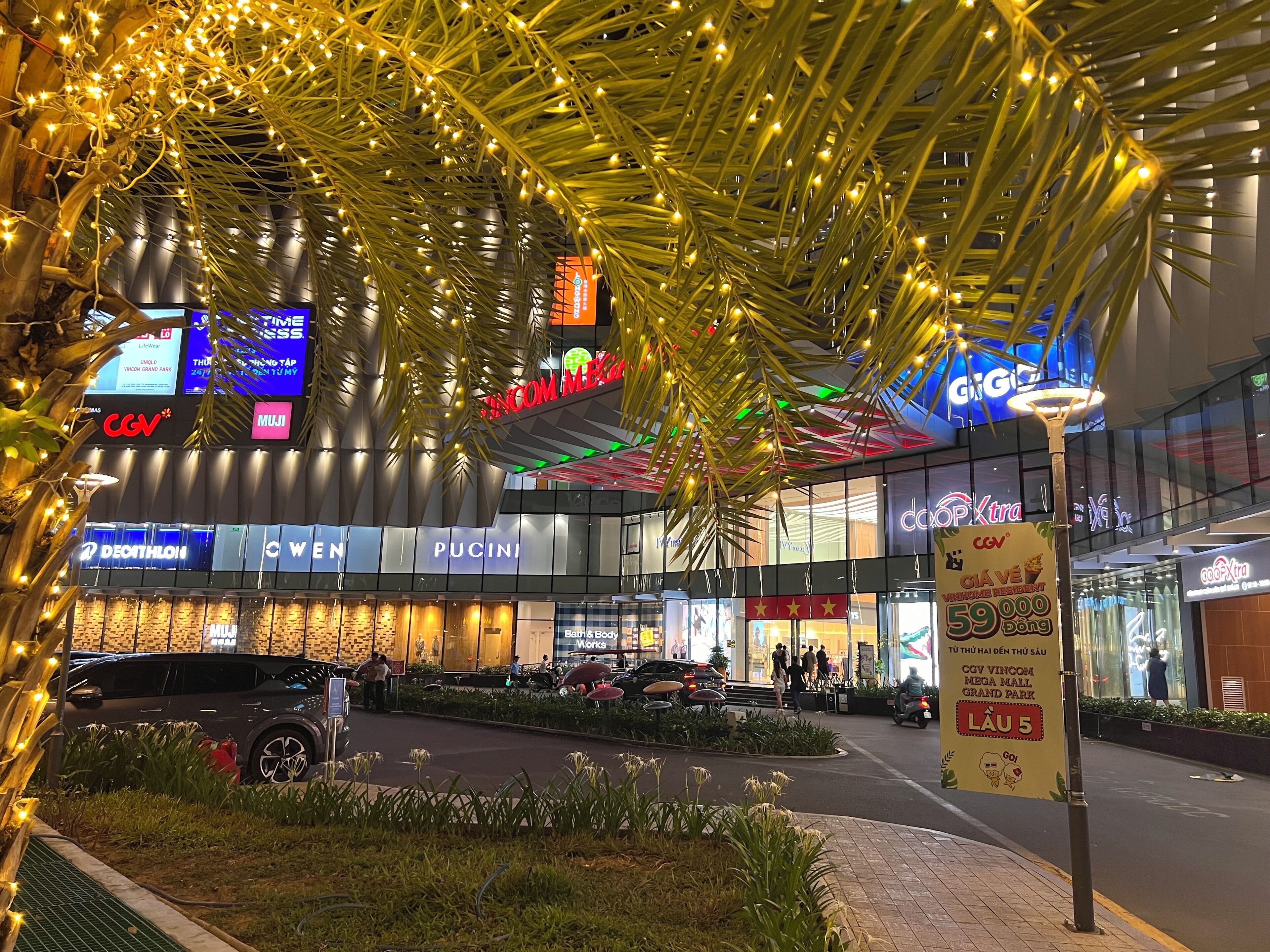 Um centro comercial com diversas lojas, incluindo CGV e PUCI.