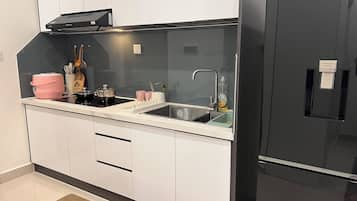 Refrigerador, placa de cocina, tetera/pava eléctrica