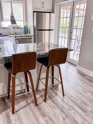 冷蔵庫、電子レンジ、オーブン、コンロ