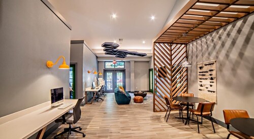 Austin 3BR Home for Families & Groups · Sleeps 10 · 10min to UT