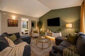 Smart TV, foosball, table tennis, video library - Austin 3BR Home for Families & Groups · Sleeps 10 · 10min to UT (Austin)