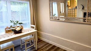 Dining - Tui Studio | New Reno| Self Contained | Near City (Auckland)