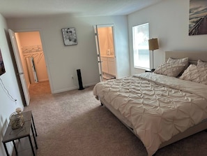 Tabla de planchar con plancha, wifi y ropa de cama