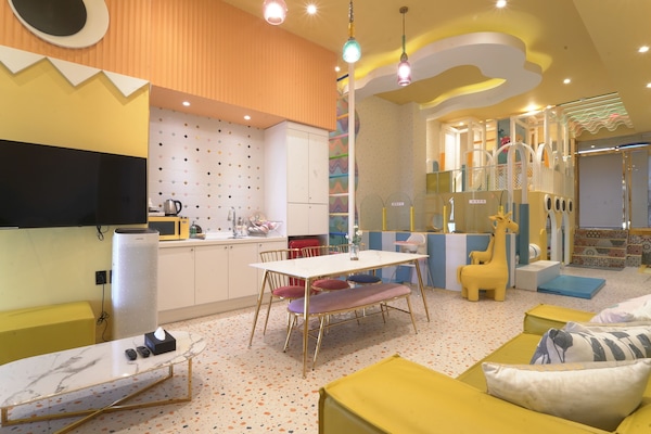 Kids Yellow Room | Khu phòng khách | TV 40-inch có truyền hình cáp, sàn nhà có sưởi