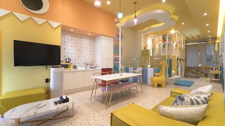 Kids Yellow Room | Living area | 40-inch TV with cable channels, heated floors
