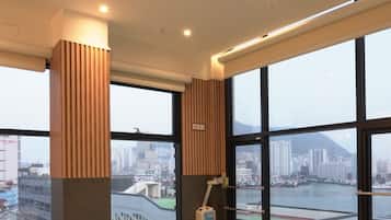 City White Room | Cortinas blackout, insonorización, wifi gratis y ropa de cama
