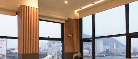 Cortinas blackout, sistema de insonorización y wifi gratis