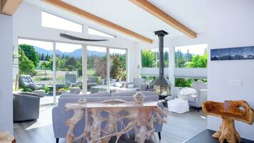 Smart TV, fireplace