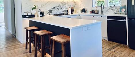 Refrigerador, horno, lavavajillas y tostadora