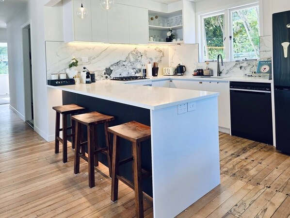 Réfrigérateur, four, lave-vaisselle, grille-pain