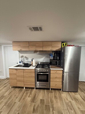 Réfrigérateur, four à micro-ondes, un four, surface de cuisson