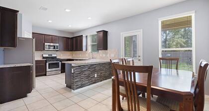 Charming 4-bedroom house with WiFi and AC in peaceful Crosby