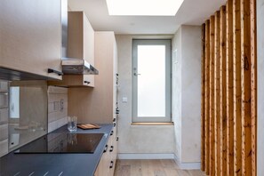 Réfrigérateur, micro-ondes, four, lave-vaisselle