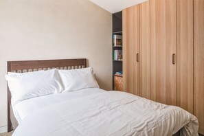 2 bedrooms, desk, iron/ironing board, Internet