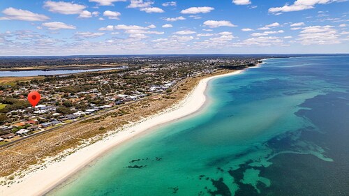 The White House - Geographe - Coastal Comfort Just Steps from the Shore