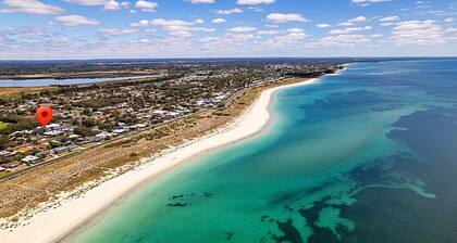 The White House - Geographe - Coastal Comfort Just Steps from the Shore
