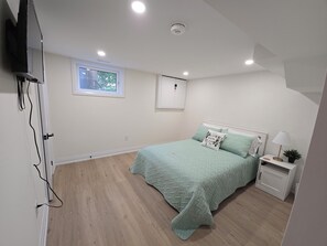 4 habitaciones, tabla de planchar con plancha, wifi y ropa de cama 
