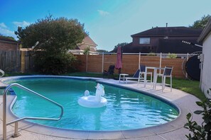 Alberca al aire libre y alberca climatizada