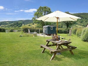 Outdoor dining - Cartier's Retreat, Dunster (Dunster)