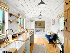 1 bedroom, internet, bed sheets