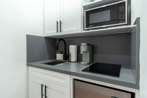 Kühlschrank, Mikrowelle, Herdplatte, Wasserkocher mit Kaffee-/Teezubehör