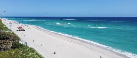 在海滩、沙滩椅、沙滩毛巾
