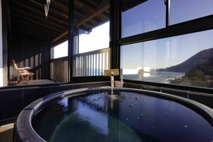 デラックス トリプルルーム バルコニー シービュー | バスルーム | 個別の浴槽とシャワー、温泉浴槽、水圧マッサージシャワー、バスアメニティ (無料)