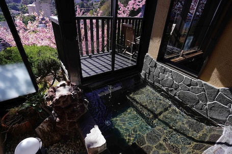 华丽双人房, 阳台, 海景 | 浴室 | 独立的浴缸和淋浴、泉水浴缸、旋水按摩花洒、免费洗浴用品