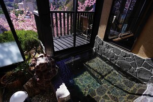 华丽双人房, 阳台, 海景 | 浴室 | 独立的浴缸和淋浴、泉水浴缸、旋水按摩花洒、免费洗浴用品