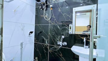 Secador de pelo, toallas, jabón y papel higiénico