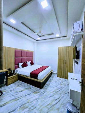 9 bedrooms, iron/ironing board, WiFi, bed sheets